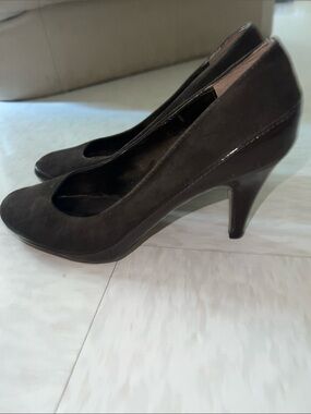 brown pumps